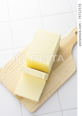 在砧板上切黃油 74712578
