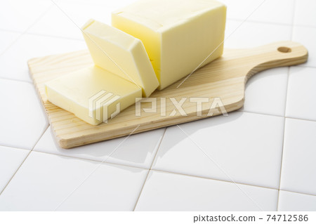 在砧板上切黃油 74712586