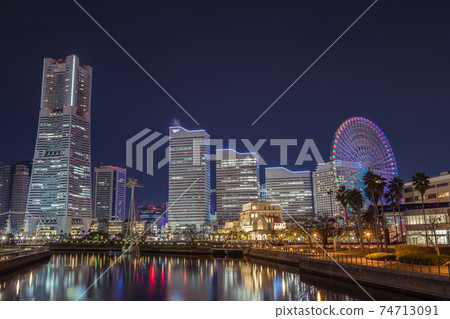 [從地標塔和摩天輪班庫庫克大橋的橫濱夜景] 74713091