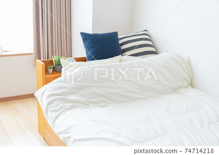 在臥室的床上 在臥室的床上 74714218