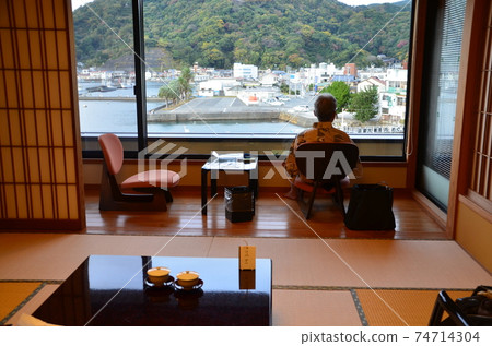 An old man spending quietly at a hot spring inn avoiding corona An old man spending quietly at a hot spring inn avoiding corona 74714304