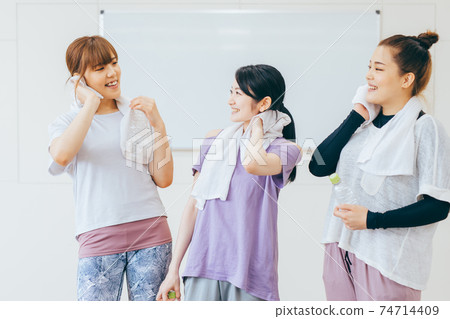 Women chatting at a sports gym 74714409