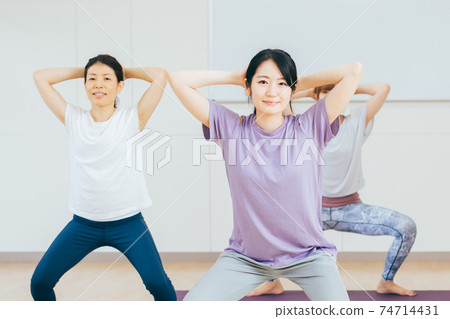 Squats, gyms, muscle training 74714431