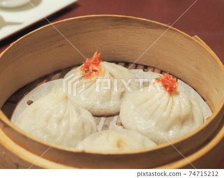 Xiaolongbao with crab meat 74715212