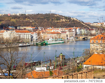 從捷克首都布拉格山上看到的伏爾塔瓦河河和布拉格城堡 從捷克首都布拉格山上看到的伏爾塔瓦河河和布拉格城堡 74715618