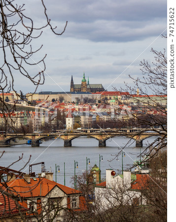 從捷克首都布拉格山上看到的伏爾塔瓦河河和布拉格城堡 74715622