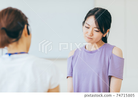 A woman counseling at a gym (problem) A woman counseling at a gym (problem) 74715805