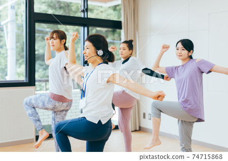 Dance aerobics lesson 74715868