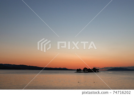 島根縣信治湖落日和松江市尤米加島風景 74716202