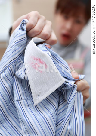 Housewife discovers a kiss mark while washing her husband's shirt Housewife discovers a kiss mark while washing her husband's shirt 74716236