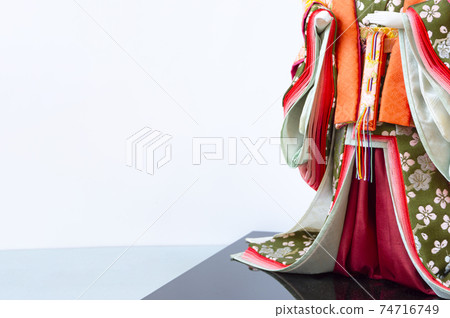 穿著日本和服的娃娃。雛娃娃,Hinamatsuri。 穿著日本和服的娃娃。雛娃娃,Hinamatsuri。 74716749