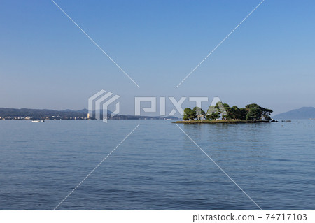 島根縣松江市清晨的真治湖和尤米加島風光 島根縣松江市清晨的真治湖和尤米加島風光 74717103