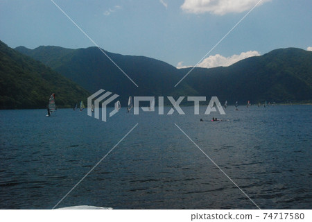 Wind surfing (Lake Motosu / Fujikawaguchiko-machi, Minamitsuru-gun, Yamanashi Prefecture · Minobi-gun, Mobi-cho) 74717580