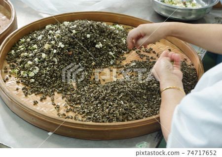 The process of making jasmine tea The process of making jasmine tea 74717652