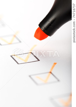 Orange marker with markers on the checklist sheet. Orange marker with markers on the checklist sheet. 74718737