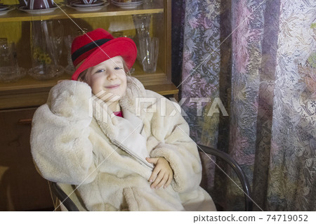 Pretty little girl in summer hat 74719052