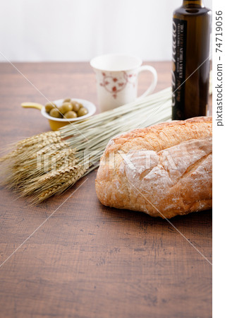 Meals: Table with hard bread 74719056