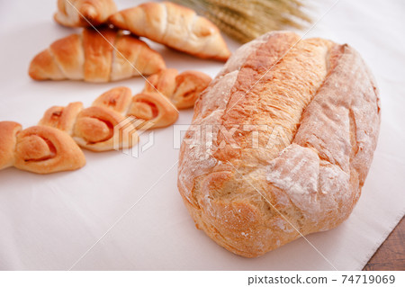 Meals: Table with hard bread 74719069