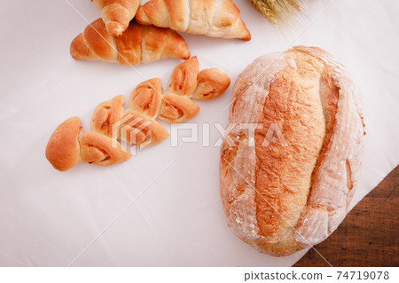 Meals: Table with hard bread 74719078