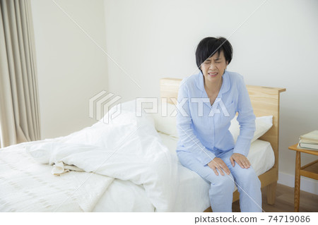 中年女人臥室 74719086