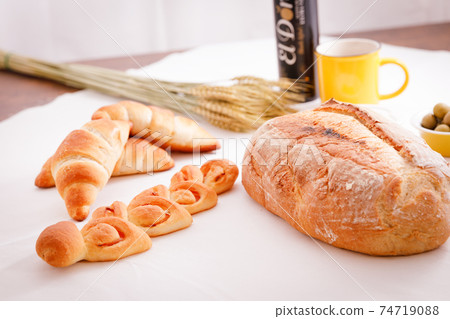 Meals: Table with hard bread 74719088