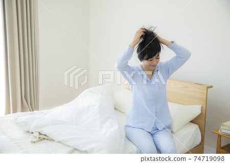 中年女人臥室 中年女人臥室 74719098