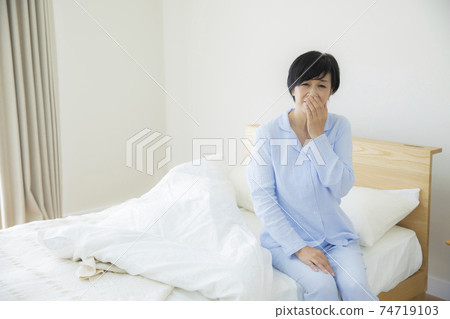 Middle woman bedroom Middle woman bedroom 74719103