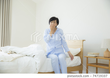 Middle woman bedroom Middle woman bedroom 74719107