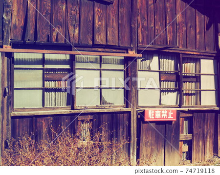 一座老建築的牆 一座老建築的牆 74719118