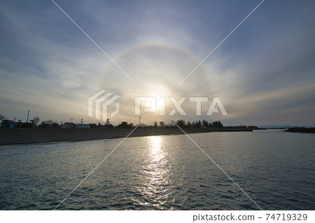 Winter sunset and sunflower seen from Yaetsuhama coast in Toyama prefecture 74719329