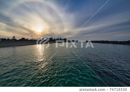 Winter sunset and sunflower seen from Yaetsuhama coast in Toyama prefecture 74719330