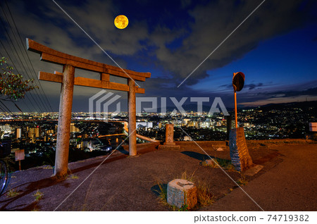 大阪府池田市月月山，十月台夜景，滿月，日本 74719382