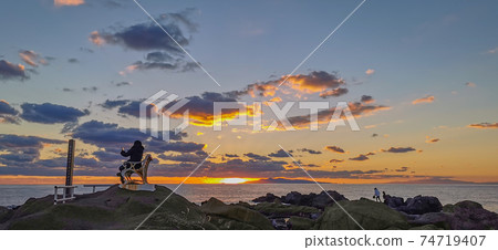 The southernmost part of the Boso Peninsula, a cape with a view of the sunrise and sunset, a two-seater bench The southernmost part of the Boso Peninsula, a cape with a view of the sunrise and sunset, a two-seater bench 74719407