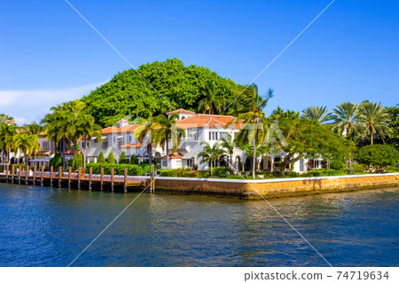 Luxury mansion in exclusive part of Fort Lauderdale - small Venice. Luxury mansion in exclusive part of Fort Lauderdale - small Venice. 74719634