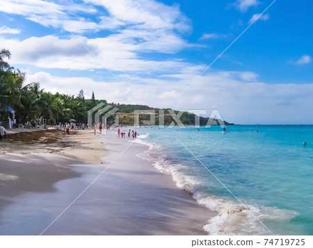 Dark clouds over Roatan island beache Dark clouds over Roatan island beache 74719725