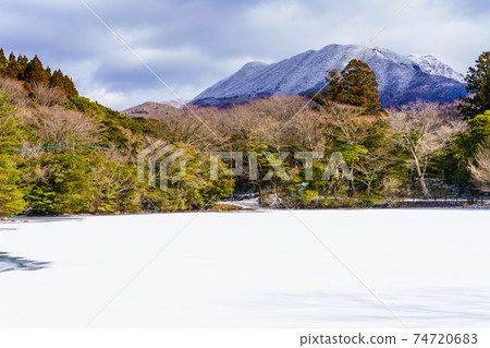 凍白雲塘雪景[長崎縣雲仙市] 74720683
