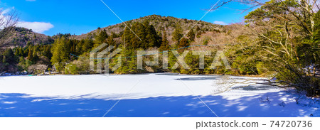 Frozen white cloud pond snow scene panorama [Unzen City, Nagasaki Prefecture] 74720736