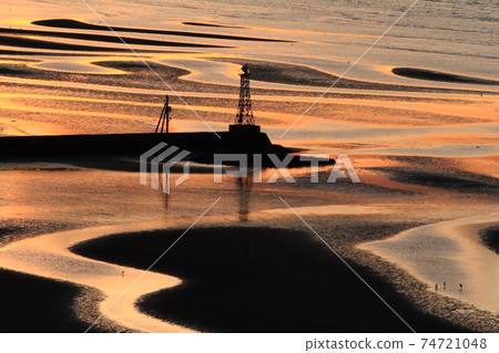 Evening sunset from the coast Evening sunset from the coast 74721048