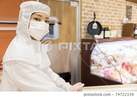 女店員穿著衛生服並在超市推配菜手推車 74722139