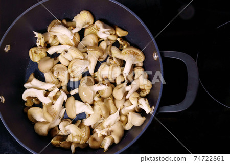 preparation of mixed mushrooms, such as common mushrooms, oyster mushrooms or shiitake preparation of mixed mushrooms, such as common mushrooms, oyster mushrooms or shiitake 74722861