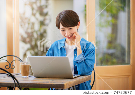 A woman working in a cafe 74723677