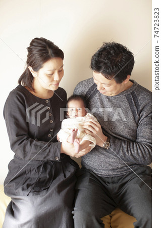 與嬰兒的全家福 74723823