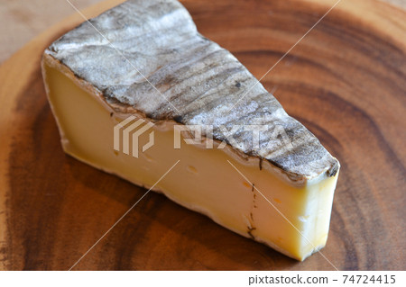 發霉和老化的天然奶酪 74724415