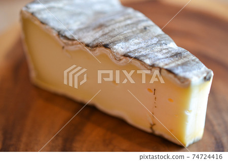 發霉和老化的天然奶酪 74724416
