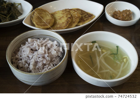 基本的韓國餐桌佈置米飯和湯 74724532