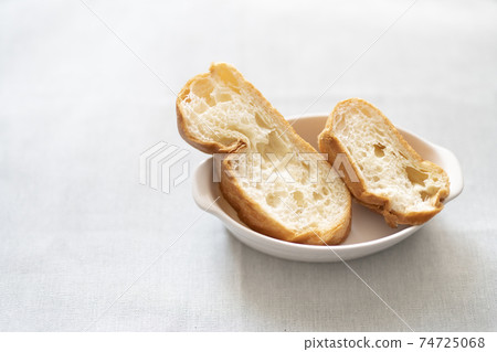切片法式麵包 74725068