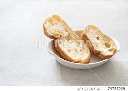 切片法式麵包 74725069