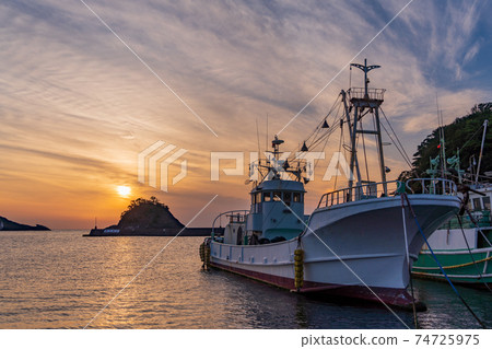 (Shizuoka Prefecture) Nishiizu Town Dogashima Nishina Fish Port Dusk (Shizuoka Prefecture) Nishiizu Town Dogashima Nishina Fish Port Dusk 74725975