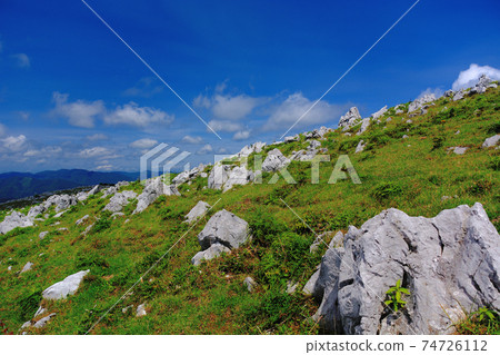 Shikoku Karst, a group of strange rocks lined up against the blue sky, Ehime prefecture, Kochi prefecture (4) Shikoku Karst, a group of strange rocks lined up against the blue sky, Ehime prefecture, Kochi prefecture (4) 74726112