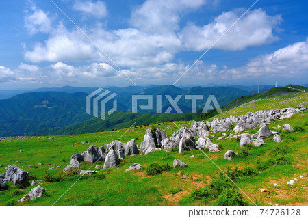 Shikoku Karst, grasslands spreading against the backdrop of the magnificent mountains of Shikoku, and a mysterious landscape of strange rocks, Ehime and Kochi prefectures (4) 74726128